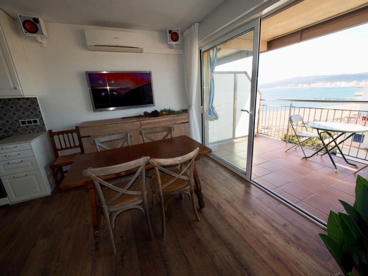 Seafront Apartment In פלאמוס מראה חיצוני תמונה